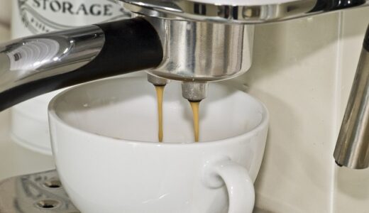 朝コンビニで買ったホットコーヒーが変。コーヒーなのにコーヒーの香りも味もしない。コーヒーマシンを下から覗いてわかったことは？